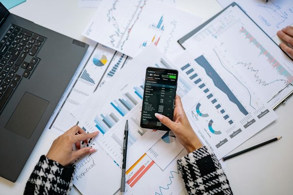 How can UK-based fitness apps utilize gamification to improve user retention?