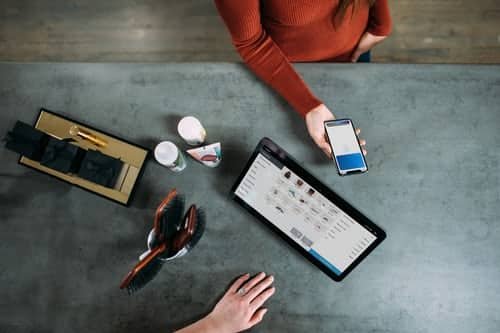 How can AI-driven analytics improve the efficiency of supply chain operations?