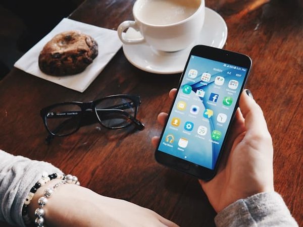 How to develop a mobile-first e-commerce strategy for UK's fashion brands?