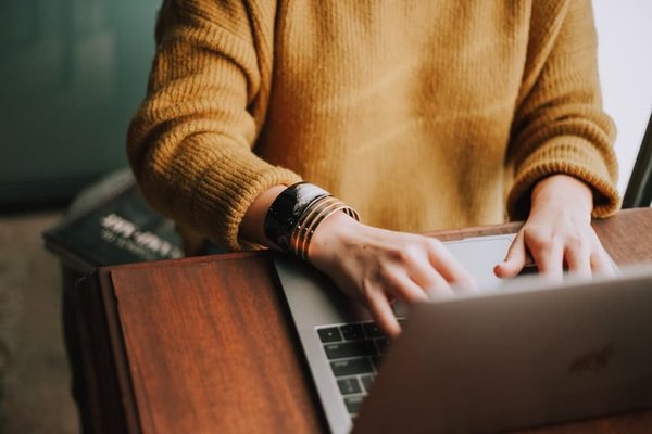 How do you implement real-time notifications in a web application using WebSockets and Node.js?
